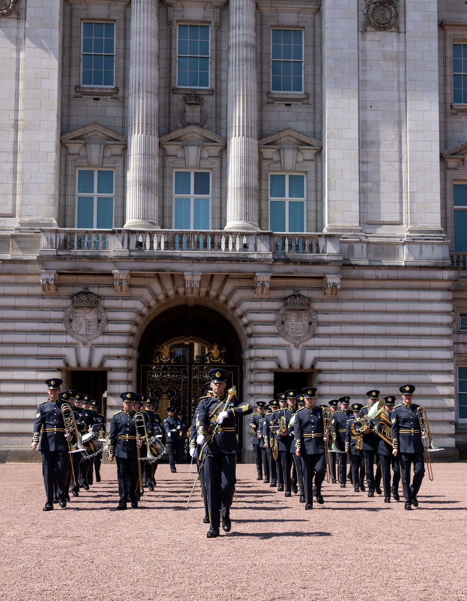 RAFMusic's tweet image. Last week the Band of the #RoyalAirForce #Regiment contended with the heat at the #ChangingOfTheGuard at #BuckinghamPalace! 

These photos show the 'Dismount', where @RAFMusic marched the @kingscolour_sqn from the Palace, for more visit: bit.ly/443TGMn

#RAFMusic 🎺✈️🥁