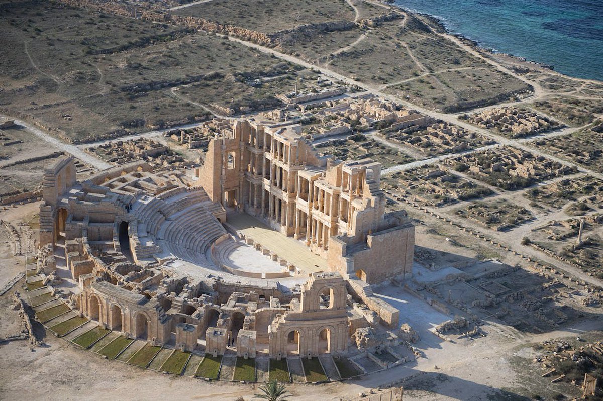 #RomanSiteSaturday: Sabratha on the coast of #Libya. The city was founded by the Phoenicians and became part of the #Roman empire in the 1st c. BC. After a period of prosperity in the 1st c. AD, the city was made a colonia in the 2nd c. AD. The theatre...1/2