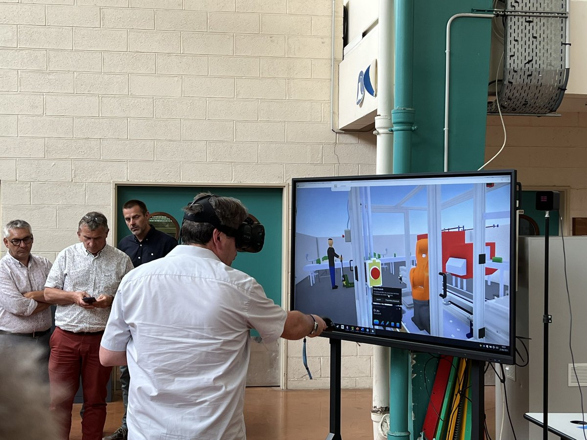 FredericLEFAUX's tweet photo. Au lycée modeste Leroy EVREUX, 21 juin, les profs académie de normandie de Maintenance bacpro et bts. 2eme journée de partage de pratiques pédagogique liaison bacpro bts. réalité virtuelle et jumeau numérique à l’ordre du jour @MoncadaFra @ac_normandie @CGrandjean_ @lesterh76 https://t.co/0jGSNAWQv3