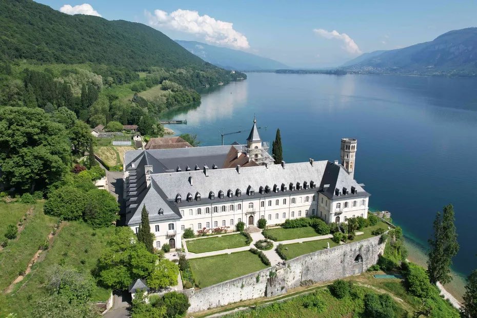 f3Alpes's tweet image. "La charpente était pourrie, la flèche allait s'effondrer" : découvrez en photos et en vidéo l’Abbaye d’Hautecombe, ce joyau du #patrimoine, refaite à neuf après 18 ans de travaux. 
Un chantier colossal pour le monument le plus visité de #Savoie.

france3-regions.francetvinfo.fr/auvergne-rhone…