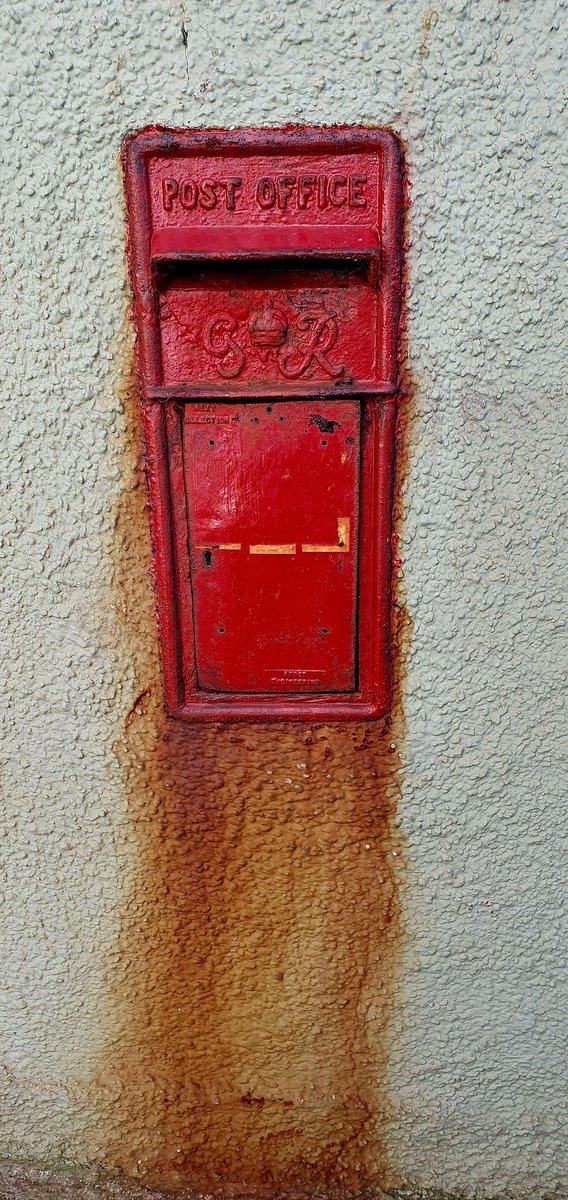 In the village of Gardenstown, Aberdeenshire 📮✉️ 🏴󠁧󠁢󠁳󠁣󠁴󠁿 🌊
#postboxsaturday 
#royalmail 
#coastalcollection
#bythesea