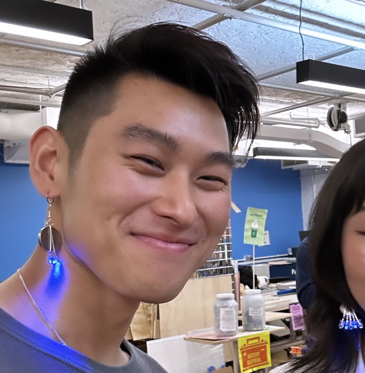 weberwongwong's tweet image. yes,,, that’s a 3 volt battery on our ears