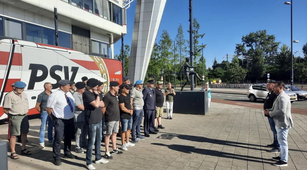 Namens @PSV onze Veteranen mogen toespreken net voor hun vertrek met de Spelersbus naar het Malieveld. Wat een eer om dit te mogen doen! @NLVeteranendag !