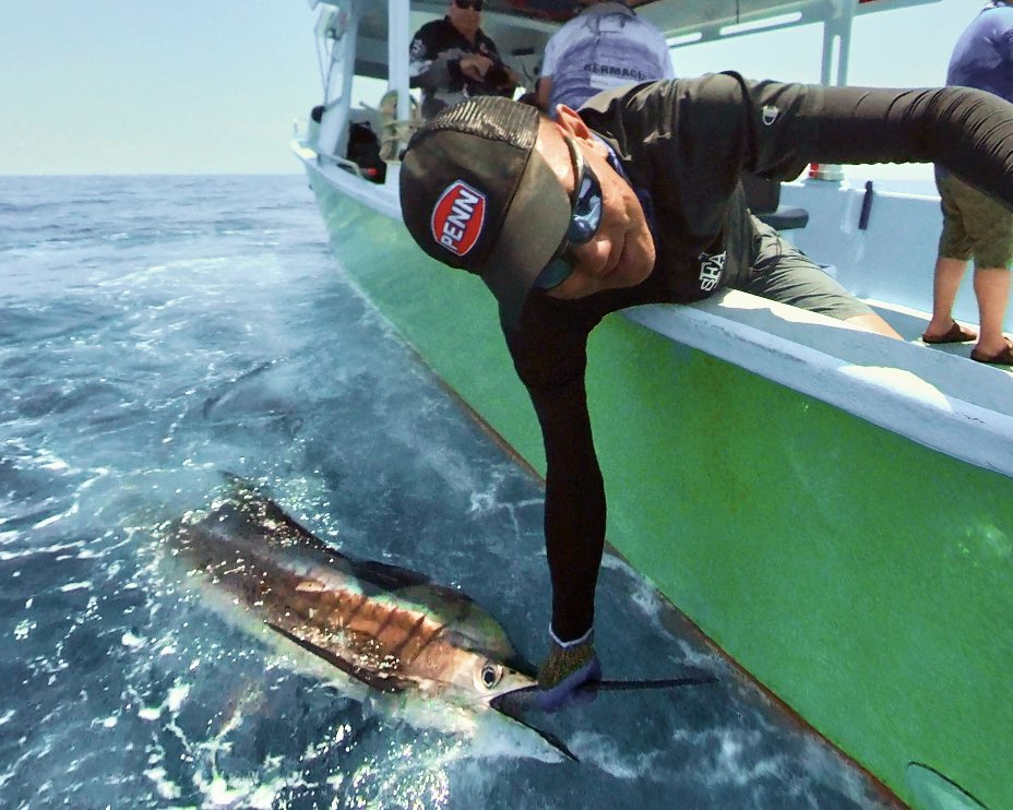 SailfishRompin's tweet photo. One of the most fun thing about sailfishing is the multiple hookups! Here I’m getting ready to release Andrew’s fish while Tony is playing his in the background. #sailfish https://t.co/BXnGxi9PzL