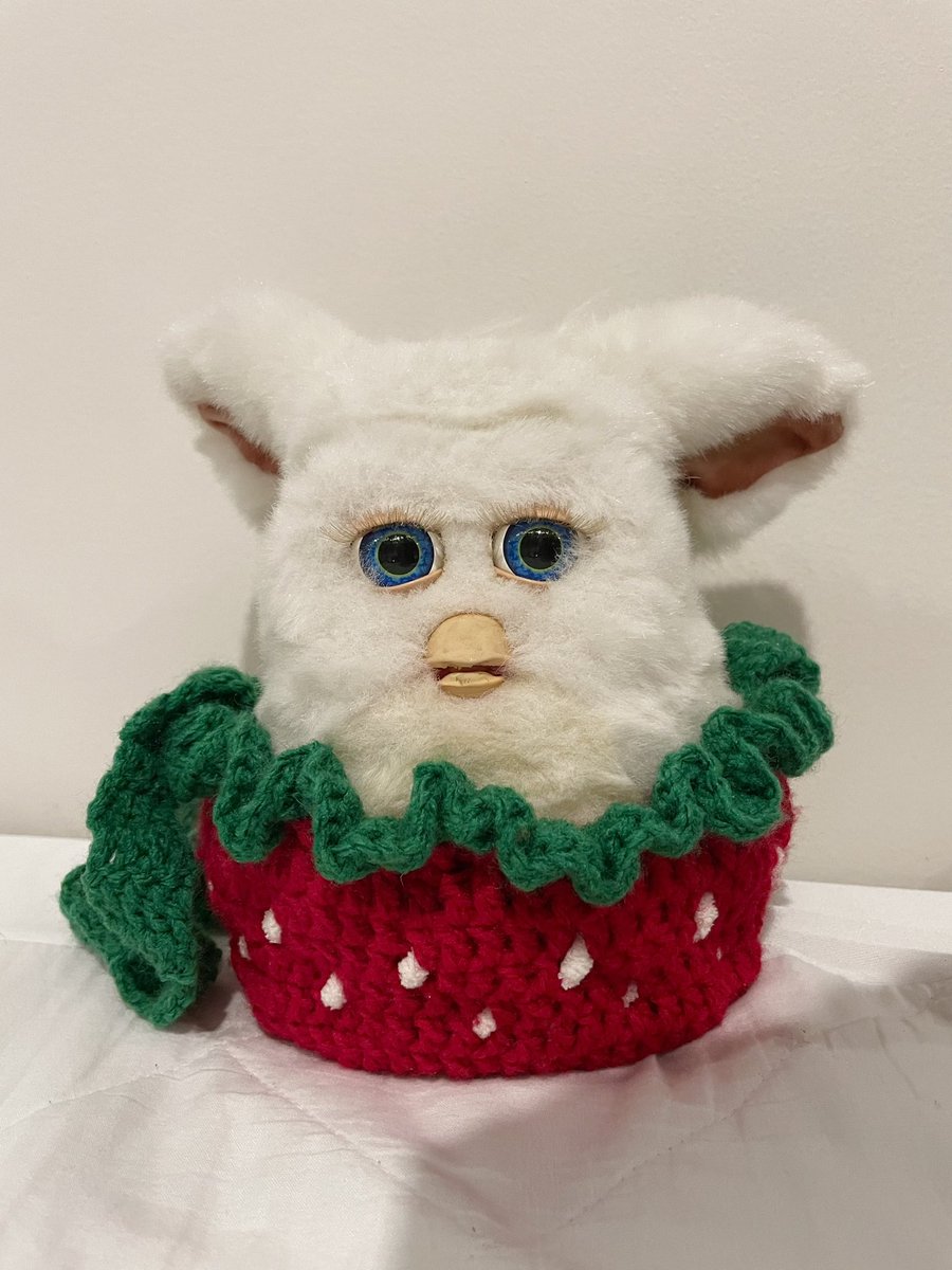 いちごのお洋服兼ショルダーバッグできましたー！！🍓❤️ これで肩にふぁびちゃんかけておでかけに連れて行けます😍
いちご帽子も作るか考え中👀

#furby
#ファービー
#ファービー2