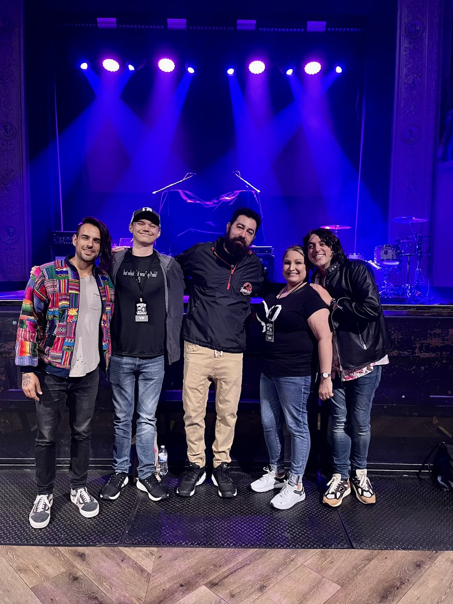 trvlstrj's tweet photo. Worth getting up at 4am to fly to San Francisco to see @thisisloveless @juliancomeau @DJswampdaddy?  Hell yes it was!  These guys are incredible. </3 https://t.co/LTQw0CV5S0
