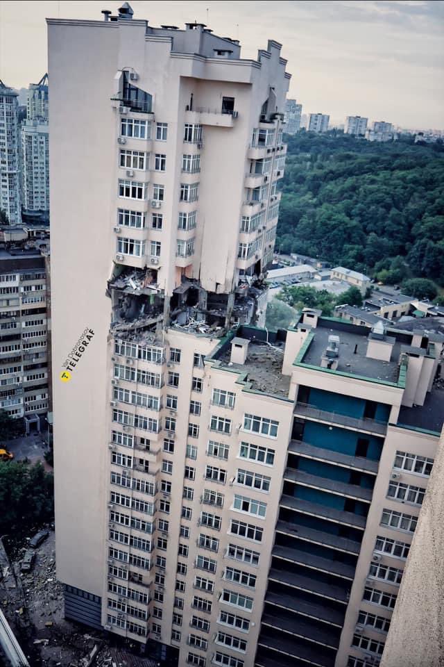 avalaina's tweet image. Morning in Kyiv after this night's Russian attack on the peaceful city. 
Photo Yan Dobronosov