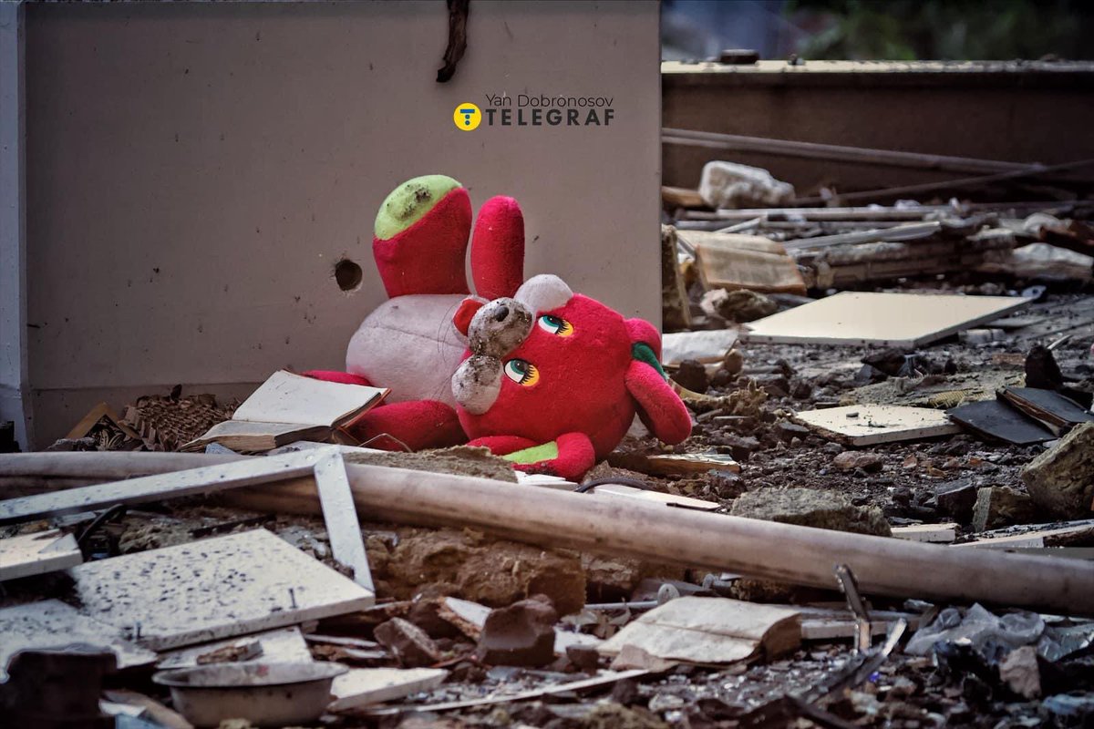 avalaina's tweet image. Morning in Kyiv after this night's Russian attack on the peaceful city. 
Photo Yan Dobronosov