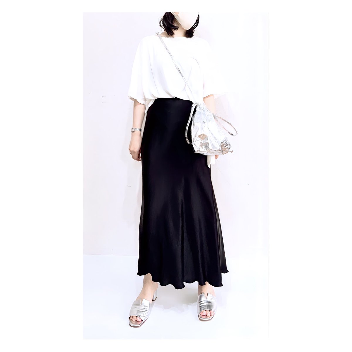 Tsukiko_cosme's tweet photo. 夏。結局Chaosにした白Tシャツにシルバーのバッグとサンダル。今年は猛暑らしいので、暑いけどアイテムで涼を取っていきたいね…⛲️✨

#ootd #fashion #silver #formuniform https://t.co/HJE08zmhXr