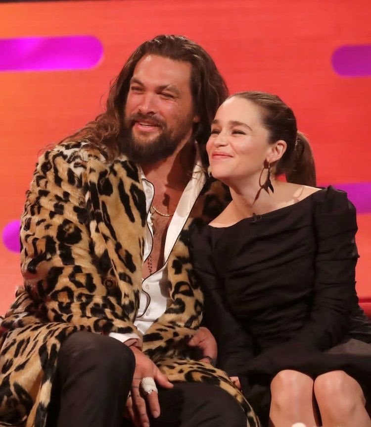 Emilia Clark บอกว่าตอนถ่ายเกมออฟโทรนซซ.แรกมีซีนที่เปลือยเยอะจนอึดอัดและไม่มีทีมงานเอาเสื้อคลุมมาให้ช่วงถ่ายทำต้องเดินแบบนั้นไปห้องเปลี่ยนชุด Jason Momoa ได้ตะโกนด่าทีมงานตลอดและสั่งให้หาเสื้อคลุมมาให้ทั้งยืนกรานว่านี่มันไม่โอเคมาก แม่มังกรบอกดีใจที่มีเจสันคอยดูแล