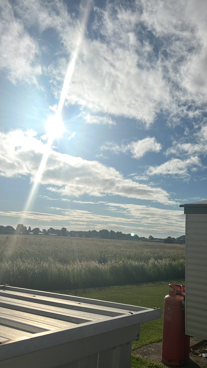 S_MPhotos's tweet photo. Looks like another glorious day 😎 https://t.co/MVgeqh8czn