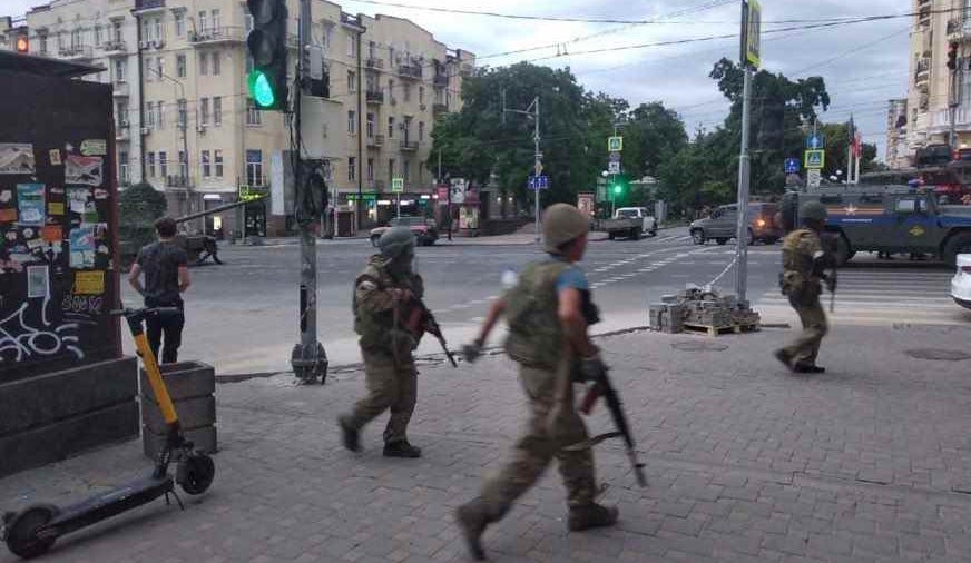 RADOCLUB's tweet image. نیروهای واگنر در تلاش برای تسخیر ساختمان‌های وزارت دفاع:

(نکته عجیبش اینه هیچ مقاومتی در برابرشون انجام نمیشه)
#Rusia #روسیه  #IRGCterrorists