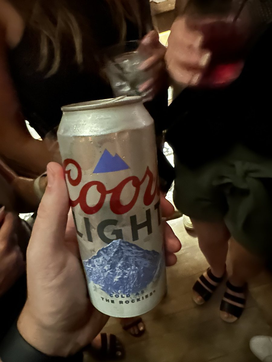 Ryula702's tweet photo. Mountains hella blue in Chicago @BarstoolBigCat @PFTCommenter @Billyhottakes @hen_ease https://t.co/JaRaxygBCc