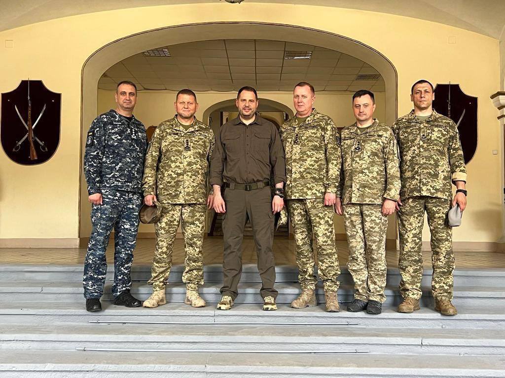 AndriyYermak's tweet photo. Разом із Залужним, Шапталою, Неїжпапою, Олещуком та Хоренком.   

Команда Президента Зеленського. У росіян буде палати🔥 https://t.co/rittT3sA9L