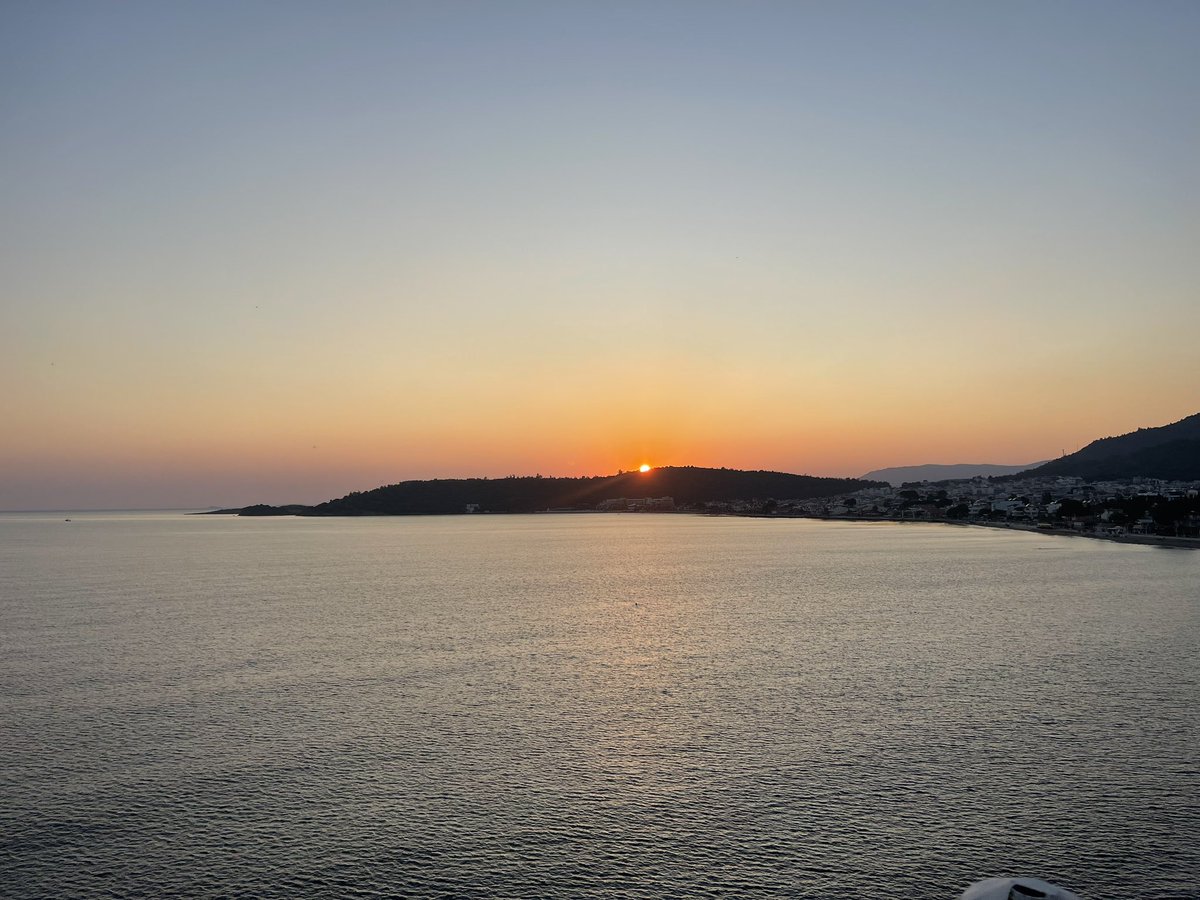 run_claire's tweet photo. One of the best sunsets I have seen…this is where I spent my childhood and the other picture is my best friend of 35 years! Visiting my hometown brings back memories 💕💕💕
#sunset #travelblogger #gorgeousview #enjoylife #Happiness #friendship #BFF #bestie https://t.co/5TyKoMnXOk