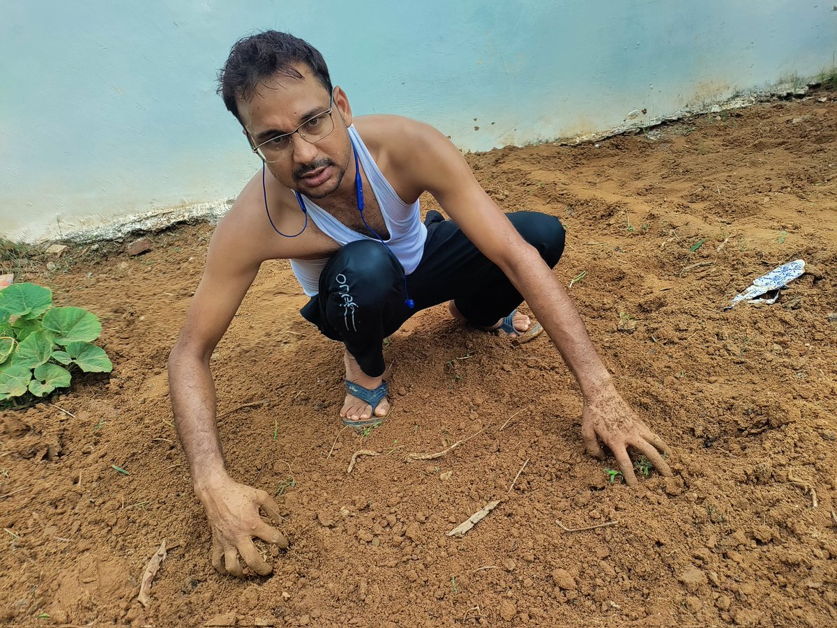 आज सुबह से लगा हुआ हूँ पसीना सिर से लेकर पैरों तक पहुँच रहा है हाथों में छोटे से 2 छाले हो गये पर मन को बढा सुकून मिलता है जब अपनी मेहनत और पसीने की फसल थाली में आती है तो स्वाद बढ़ जाता है 
किसानों के दर्द को समझना है तो उनकी तरह जीना पड़ेगा उनकी तरह काम करना पड़ेगा <a href="/PintuPahadi/">Pintu Pahadi</a>