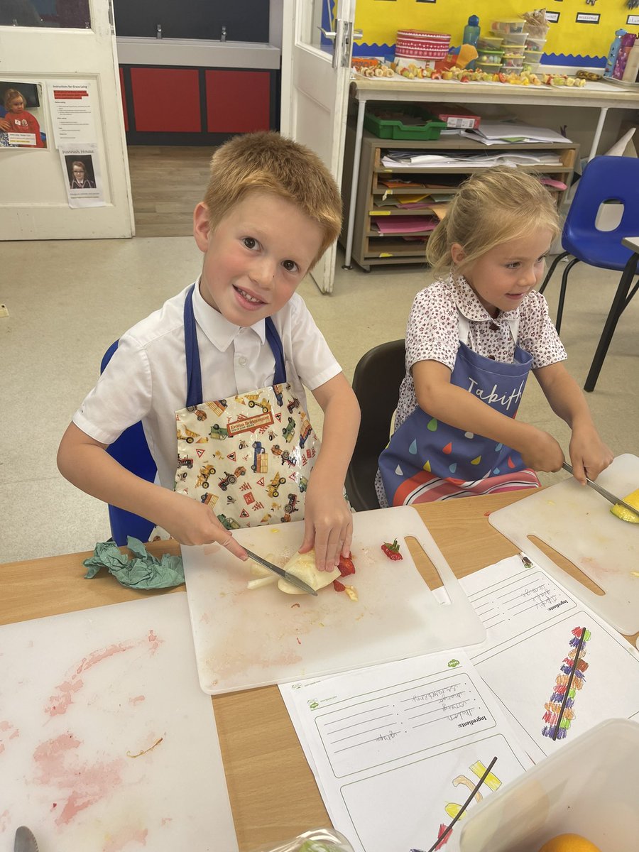 CastleCourtPre's tweet photo. Year 1 had a lovely time designing, preparing and eating fruit kebabs this week
#CastleCourtCreative
#CastleCourtYear1
#CastleCourtCurious
#CastleCourtCollaborative https://t.co/LRTP58NkLD