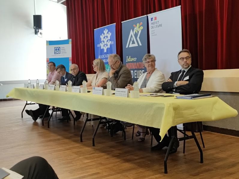 Fmarchand_27's tweet photo. Signature de la convention territoriale globale sur le territoire INSE à Rugles. Un travail partenarial efficace mené avec beaucoup de convictions par tous les partenaires. Merci de ces projets autour de la santé, de l’avenir de nos jeunes et leur implication dans la société. https://t.co/hEvidC6Hlc