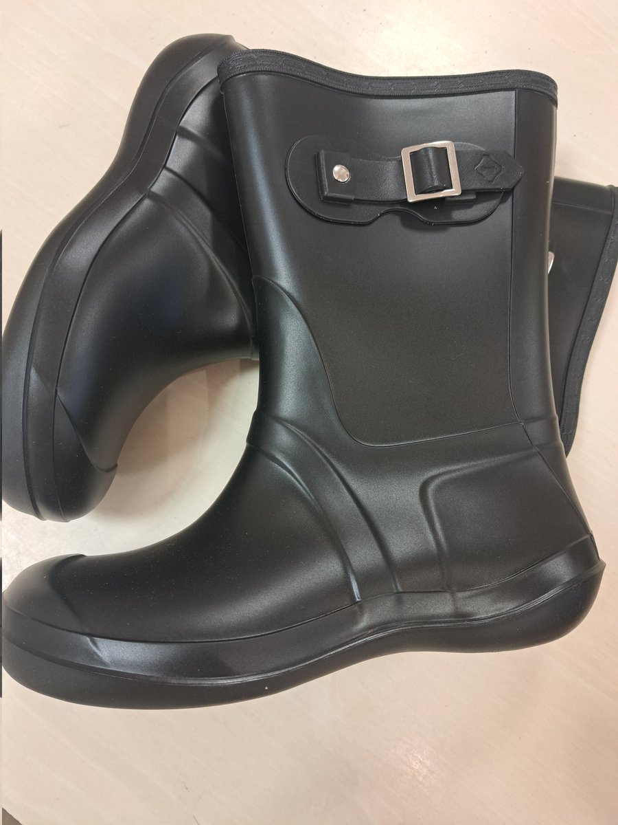 CAMINAR_shoes's tweet photo. Re:getAのレインシューズが入荷‼️なんとレインシューズにもしっかり人気の中敷きが入ってます‼️デザインもリゲッタらしく、まぁ~るくて可愛いです😃カラーは黒とカーキの2色。写真2枚目が黒で3枚目がカーキ…写真ではほぼ同じ色に見えます😅
#RegetA
#リゲッタ
#カミナル
#セルバ
#イワマ靴店 https://t.co/SzGr7iJwpW