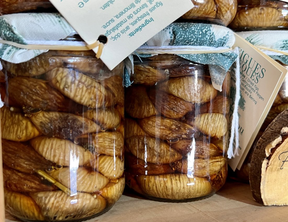 JCCapel's tweet image. Temporada de higos. Un paseo apasionante por el parque #sontmutnou en Mallorca con más higueras (1.486 variedades) del mundo. Visita guiada 5€. Su tienda con mermeladas, mostazas, panes y vinagres de higo un destino singular para gourmets y cocineros.  elpais.com/gastronomia/ga…