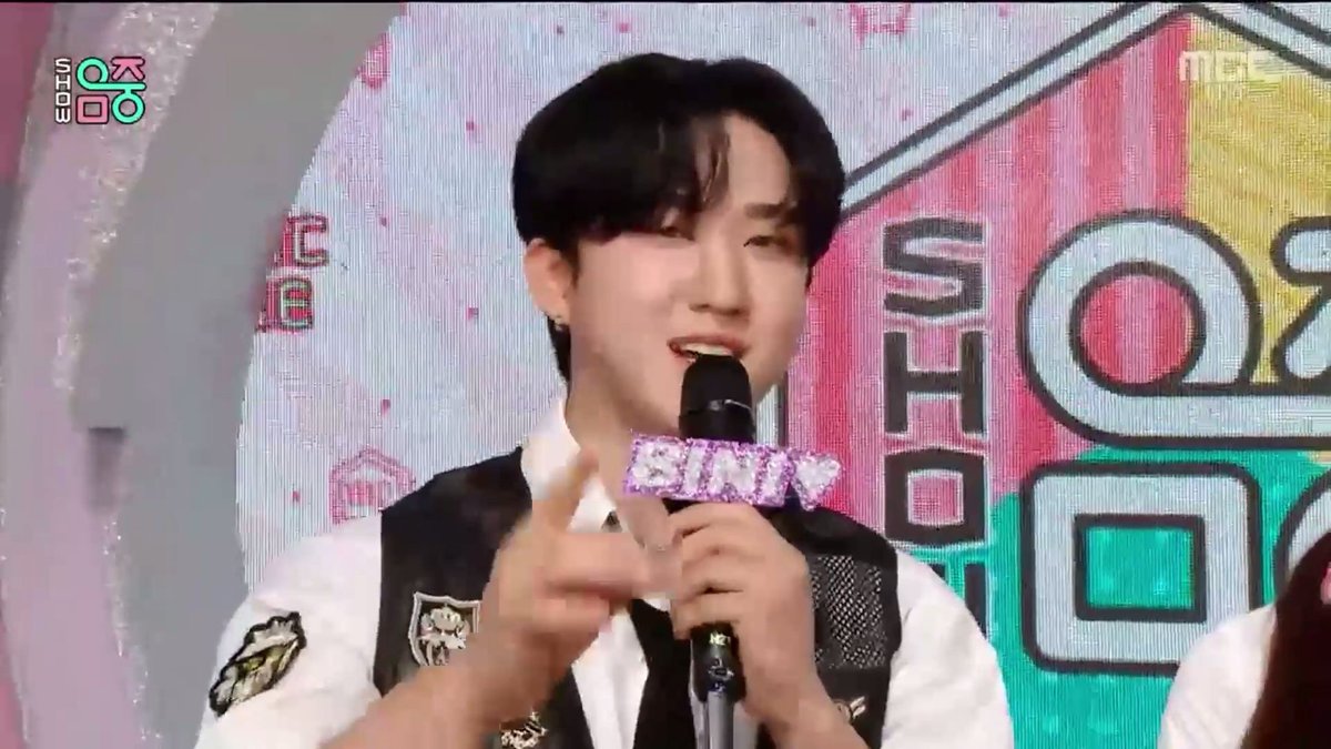 THEY'RE HERE!!! everyone look at changbin's BINI mic!!! :D