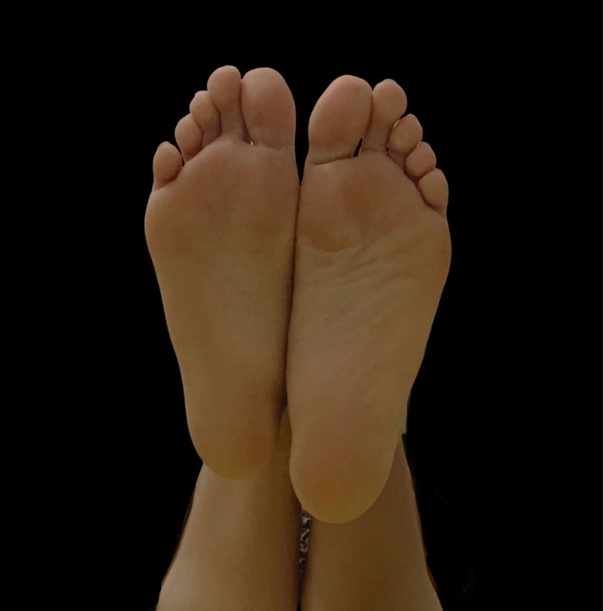 NicoleFeet92's tweet photo. Te gusta? Enviame dm. 🤩😍👣🤤

#feetpic #feet #foot #toes #pose #Fetiche #soles https://t.co/onXAQelZTo