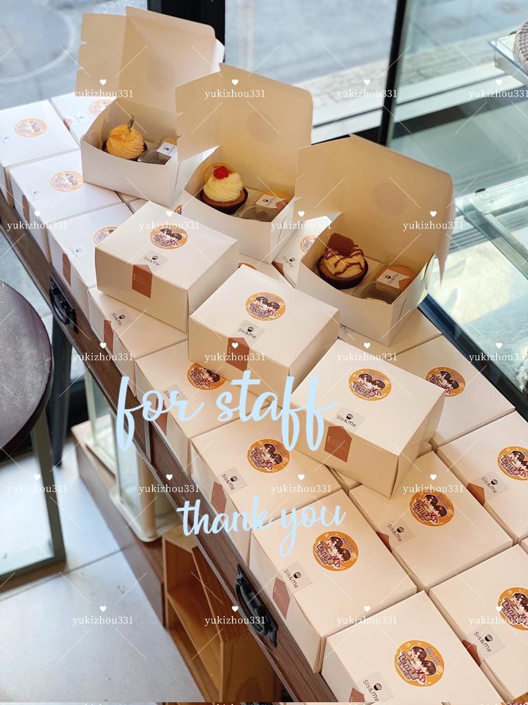 💙🧡
Spice and Spell สูตรลับขโมยใจ - food support
🧡💙
Enjoy the sweet cake🧁
Good luck with the shooting.🎬
pic 1 sweet cake is special set for PrukPruk☺️
Replenish energy💪susuna😘
pic 2 for staff 
@zee_pruk  @BlackjellyDevil
#ZeePruk #ซนซน 
#ZeeNuNew
#สูตรลับขโมยใจQ2