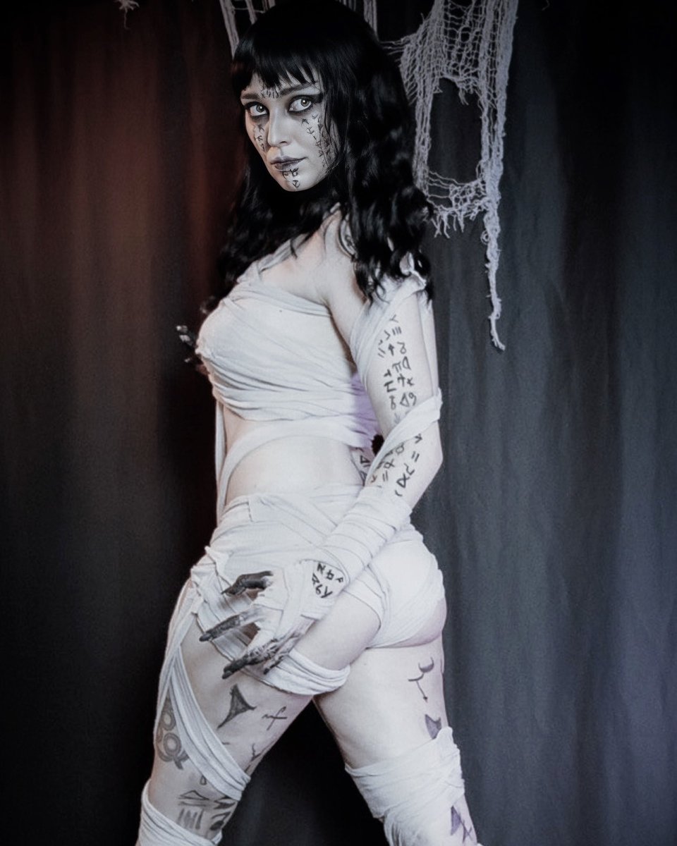Honestly would love to redo this cosplay 🤔 The prep time was wild though 
Photo taken by @windows_vinsta
@EerieWeather helped with makeup 🤣
.
.
#ahmanet #themummy #themummycosplay #universalmonsters #mummy #cosplay #cosplaygirl #polyxenacosplay @UniversalPics