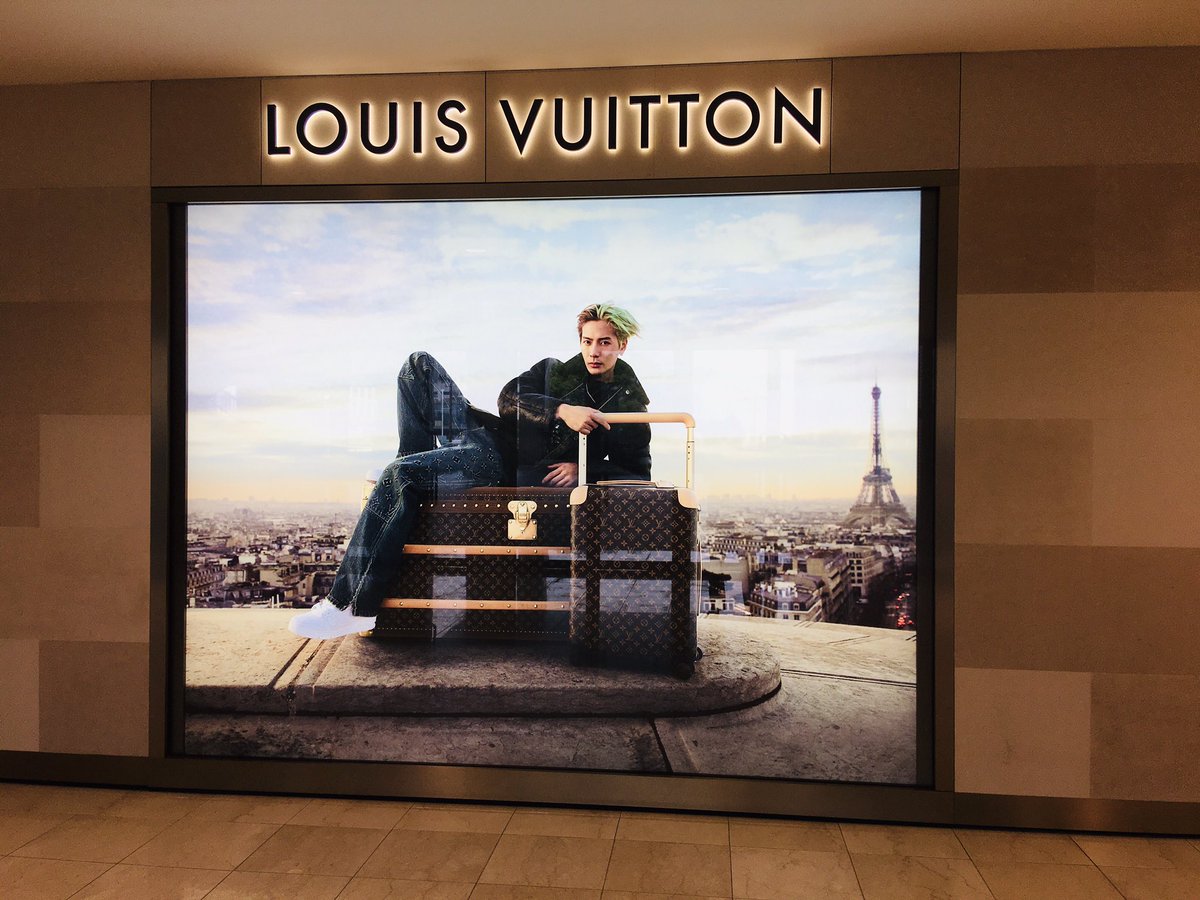 Jialu_Hayashi's tweet photo. 横浜SOGO(二階)の@JacksonWang852 
会いに来ました🤩🤩🤩
#JacksonWangLouisVuitton #JacksonWang #JacksonWangParisFW_LV #LouisVitton #ジャクソン
#LVMenSS24 https://t.co/JkhaV594et