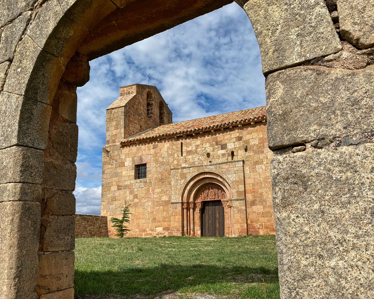 Hoy 24 de junio se celebra la festividad de San Juan Bautista, una de las advocaciones más recurrentes de iglesias románicas españolas. Mucho y bueno donde elegir, así que vamos con una de esas a las que es imposible poner un 'pero'
📍 Tozalmoro (Soria) 
#FelizSabado #BuenosDias
