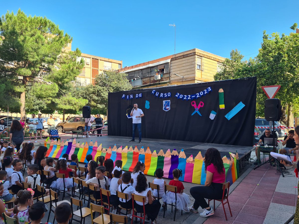 Festa fin de curso del CC Buenos Libros de Murcia. D. Rafae Gómez, Presidente de la Junta Vecinal La Paz, Vistabella, La Fama recibió un reconocimiento por su apoyo a los centros educativos del distrito. Enhorabuena.