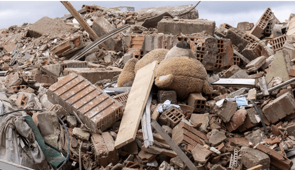 No es solo un oso... Ayer la familia que tenía el oso que ha salido en muchas de las imágenes pudo recuperarlo.

Para todos los vecinos del número 21 significa la esperanza de poder ir recuperando algo de sus recuerdos...

Gracias a todos por vuestro apoyo, os sentimos cerca