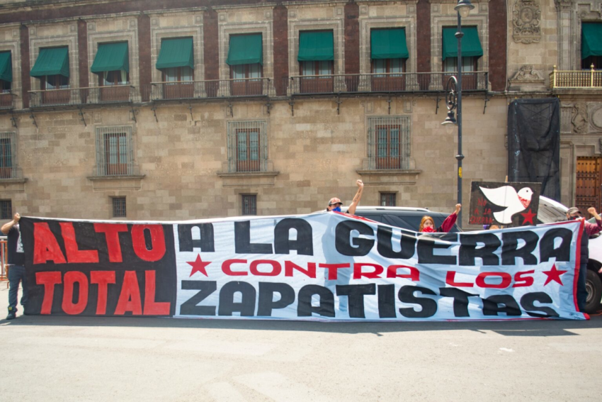 CooperRebeldeNa's tweet photo. Il Presidente della Repubblica nella sua conferenza stampa di questa mattina mente e nasconde la violenza in Chiapas ed è complice delle aggressioni alle comunità.
@rzapatistadf @RZ_NuevoLeon @redmyczapatista @RvsRepresion @lhan55 @YaBastaBologna etc

https://t.co/tunZz4y3NH https://t.co/LEO528a6jP