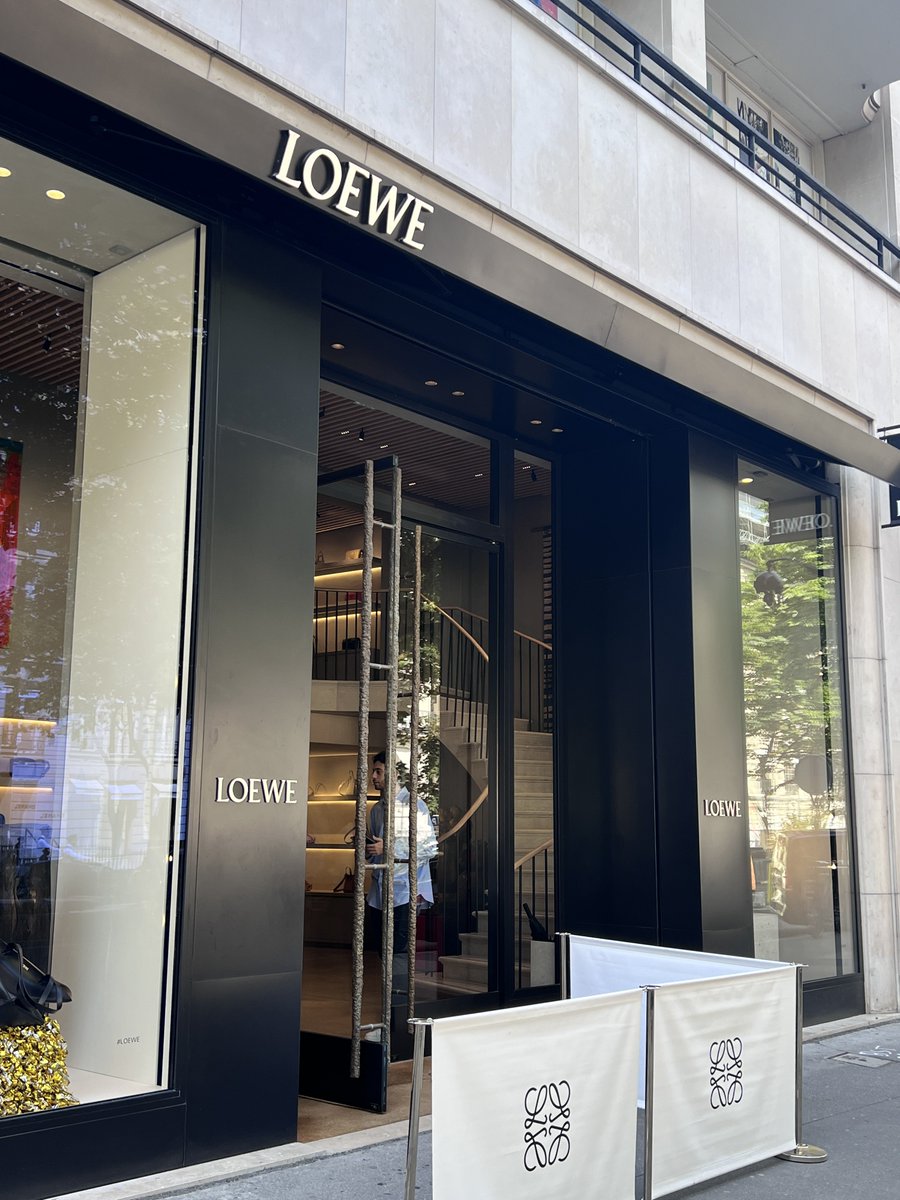 ForeverYong71's tweet photo. 가즈아👏🏻

#LOEWETAEYONG #TAEYONGtoLOEWEPFW24
#TAEYONGLoeweGBA
@LoeweOfficial https://t.co/gexhptHHhU