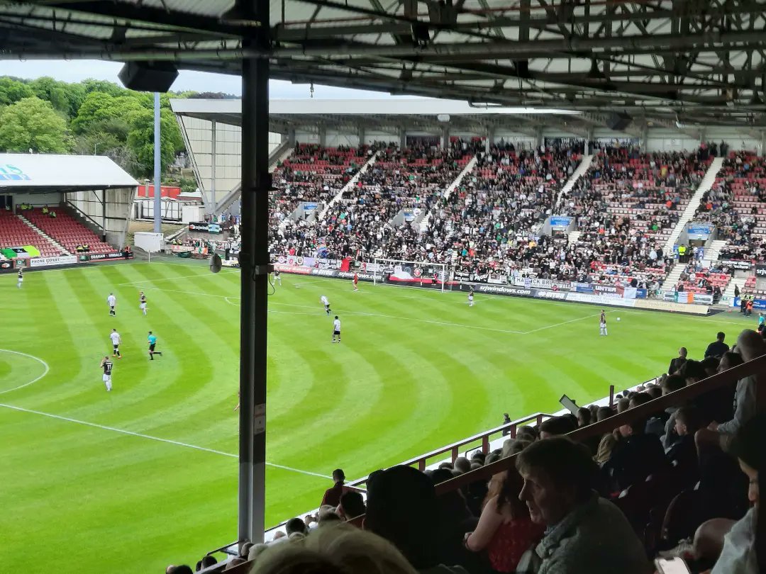 Dün Dunfermline Athletic ile oynanan hazırlık maçında Bellfast, Glasgow, Liverpool, Manchester gibi şehirlerden gelip tribün yapan lokal taraftarlarımız ve açtıkları pankartlar: