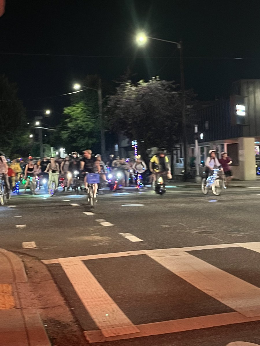 taradublinrocks's tweet photo. Itโs fine, we donโt need to go home #LiveAndLit #BecausePortland https://t.co/xL675w56XD