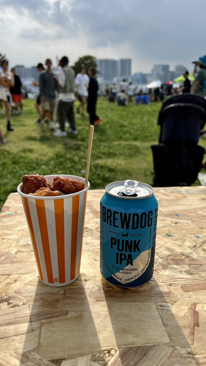 morukatsudesu's tweet photo. 青空にから揚げと音楽にビール!
至福でしかない!!
#do_over
#クラフトビール
#BREWDOGPUNKIPA
#トムヤム唐揚げ
#青空 https://t.co/y5robz3n0V