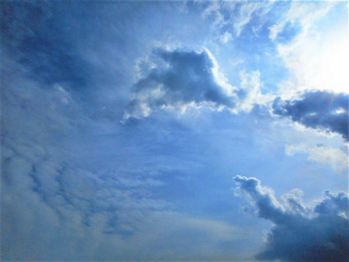今日は暑いですねえ。私は暑くて少しびびっています。ばてないように気をつけましょうねえ。
空は晴れ間が見えました。
皆さん、よい週末を。Have a nice #weekend .
#富士市 #静岡県 #イマソラ #雲が好き #sky #cloud #afternoon
