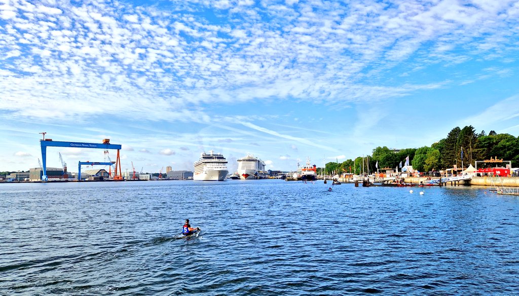 Guten Morgen Kiel. Die Ruhe vor der Windjammerparade. <a href="/KiWoOnline/">Kieler Woche</a>