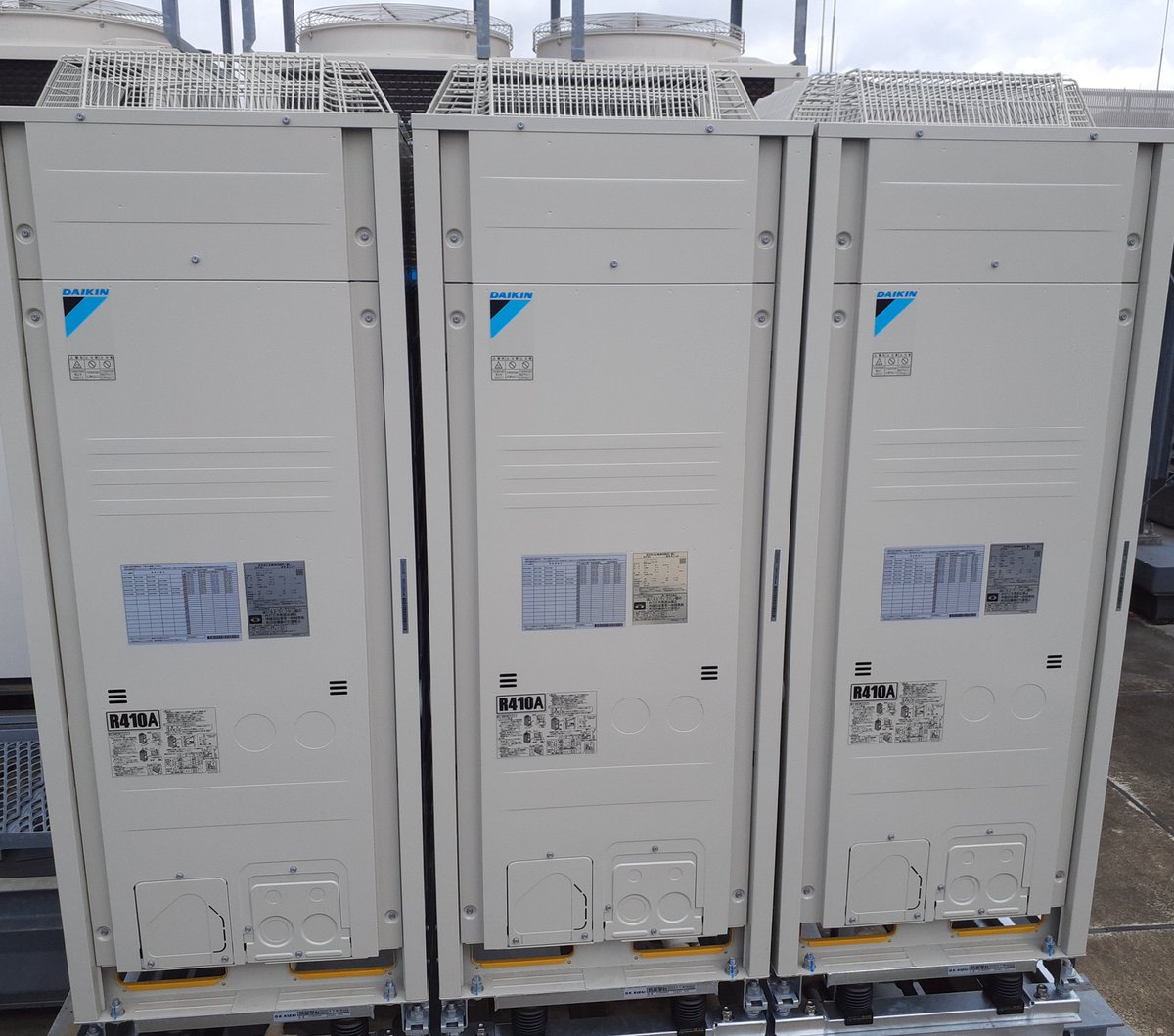 tousinkucho's tweet photo. 本日はクレーン車を使用しての
GHPからEHPへ入れ替え作業。
天候に恵まれ��前中に搬出入作業を安全に終了できました。
#GHP
#ダイキンパッケージエアコン
#クレーン作業 https://t.co/AG6u43227m