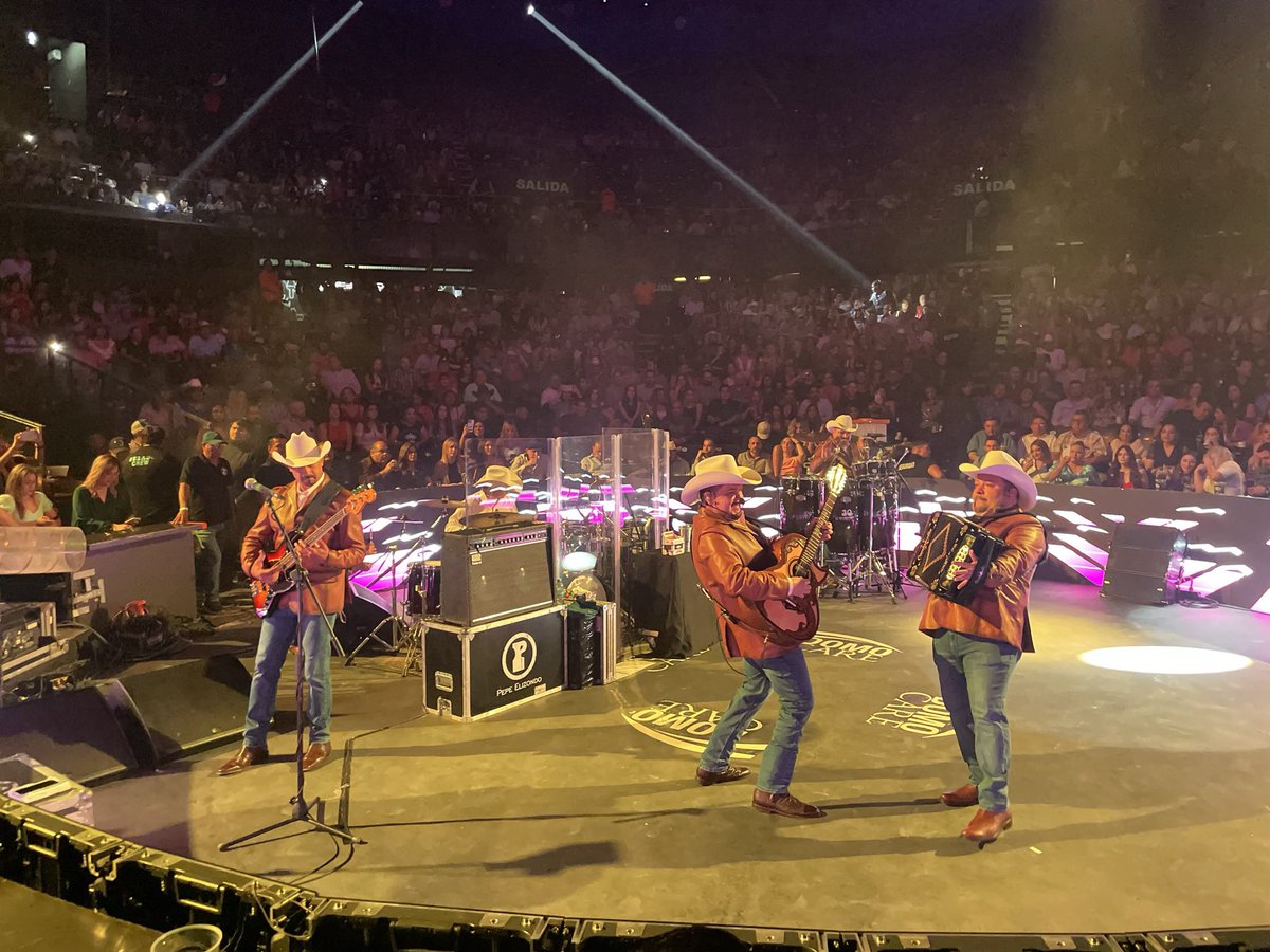 JonSalchijohn's tweet photo. Un show poca madre @grupo_pesado https://t.co/MFZ2MvSCl8