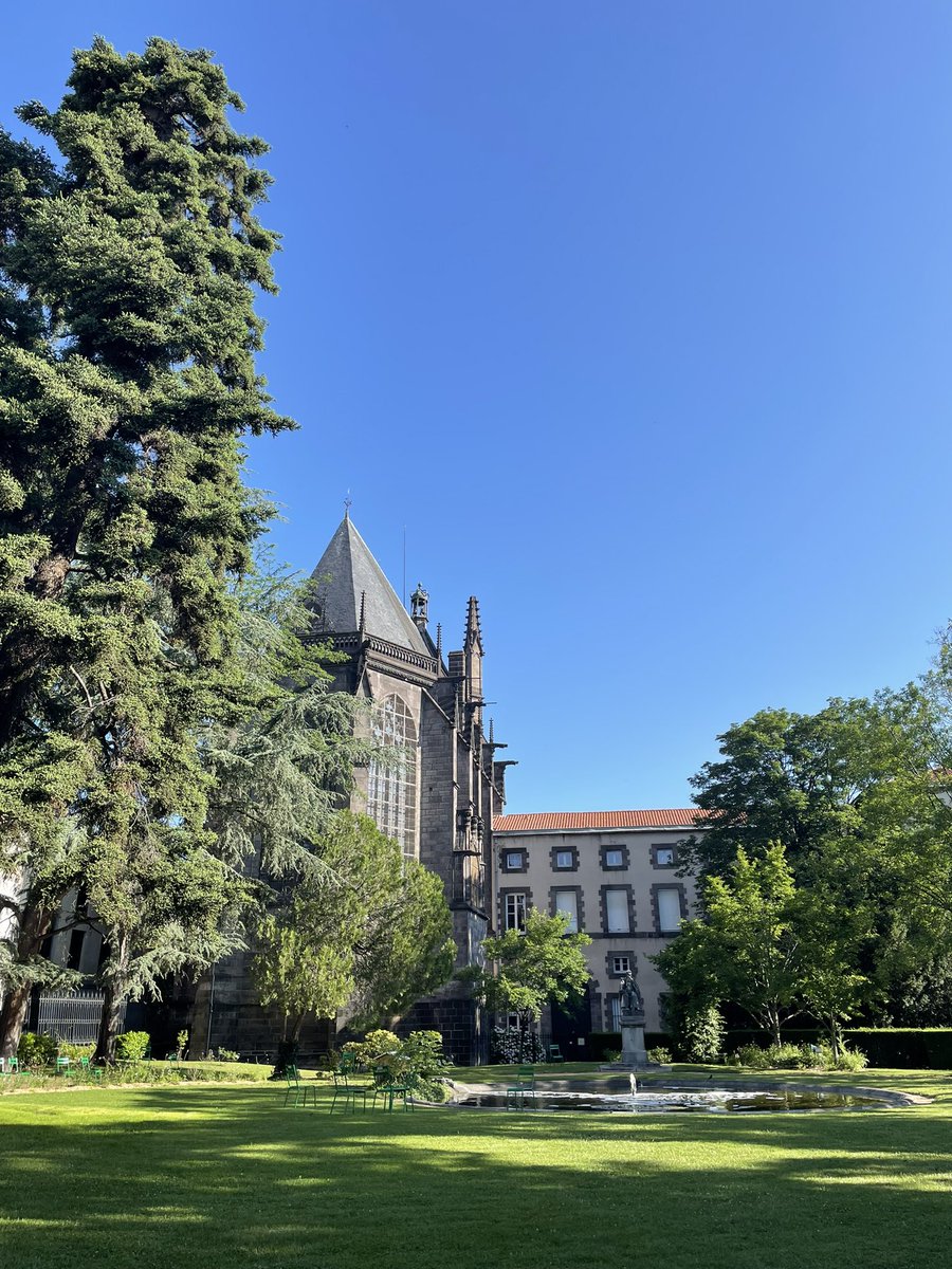 Qu’il fait bon de vivre en #Auvergne !Balade à la fraîche et un petit tour au marché de <a href="/VilledeRiom/">VILLE DE RIOM</a> 🫶