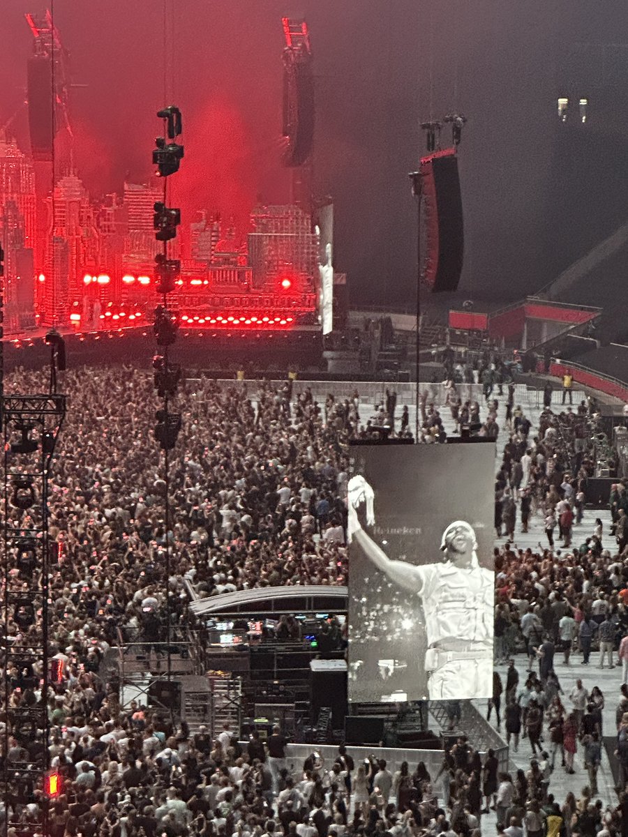 chanchalm's tweet photo. @theweeknd crazy show man in Amsterdam! We were left wanting for more.. ! What power! https://t.co/Iy1HbZUgXF