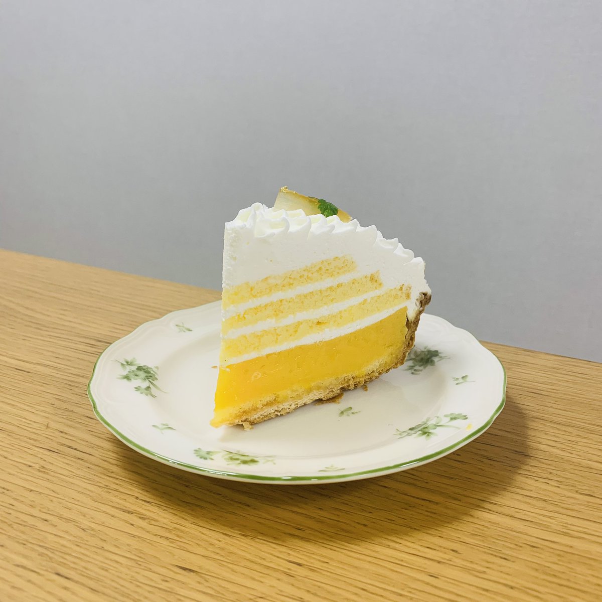 アンテノールのレモンパイクラシックを招喚🍋サクサクに軽い食感のパイ…甘さ控えめのクリーム…とっても酸っぱいレモンムースの７重奏🍋銀座三越の銀座ブティック限定だそう…初夏のおやつにいかが？🍋