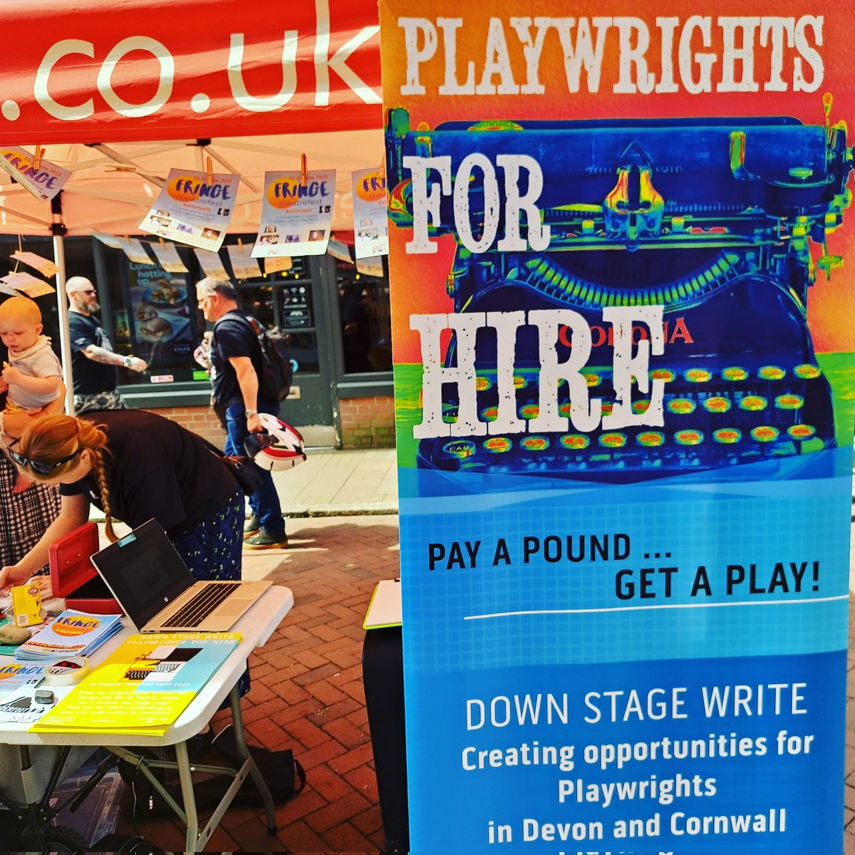 DownStageWrite1's tweet photo. Great first day @TheatreFestND yesterday, new plays written about everything from evil cats to rishi sunak theme cake! Fab time performing them at  Jnc 27 

We're back today at gazebo + Queens theatre foyer-pay £1 and we'll write you a 1 page play! See it performed tonight at 7pm https://t.co/jUe08g2aAC