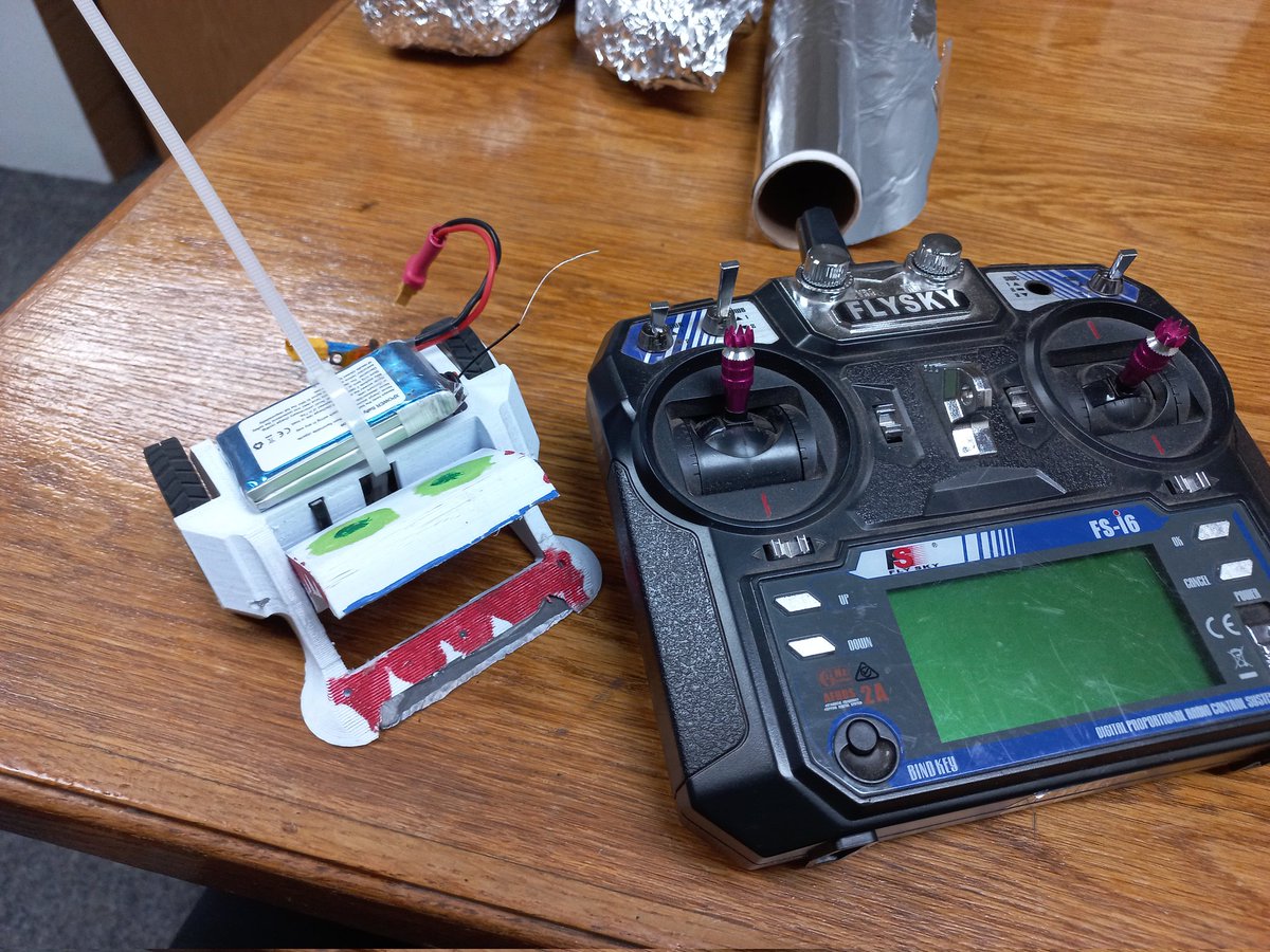 Buglish's tweet photo. My small battlebot in the AntWeight class. #antweight #battlebot #Robotics https://t.co/I21HThAnc9