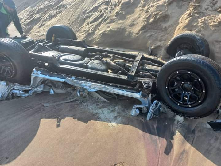 _ArriveAlive's tweet photo. Rough seas claim vehicle near Sandwich Harbour, Namibia https://t.co/oLss4Ktj48 #ArriveAlive #SandDriving #Informante https://t.co/v5lPvAsVYq