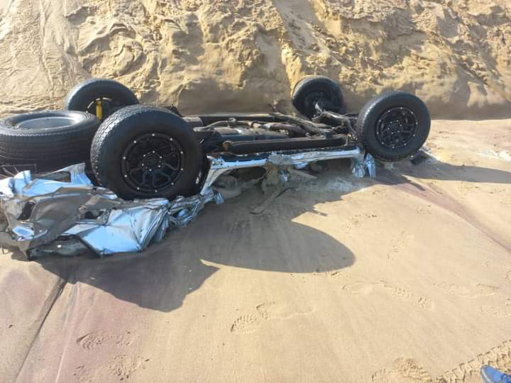 _ArriveAlive's tweet photo. Rough seas claim vehicle near Sandwich Harbour, Namibia https://t.co/oLss4Ktj48 #ArriveAlive #SandDriving #Informante https://t.co/v5lPvAsVYq