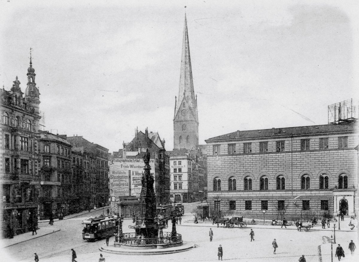 #Hamburg - Auf dem Alten Fischmarkt in der Hamburger Altstadt wurde bereits seit dem 14. Jahrhundert mit Fisch und Leder gehandelt. Dieses Foto zeigt den Marktplatz um 1900, als der Fischhandel schon längst in der St. Pauli Markthalle stattfand. Bereits seit 1861 wurde der Handel