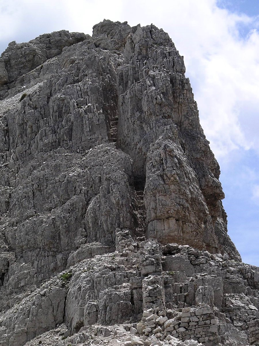 #staircasesaturday
A stone staircase that was hewn into the rock in the Dolomites when they were the front line in fighting between Austria & Italy during the first world war (why via ferrata were put up)